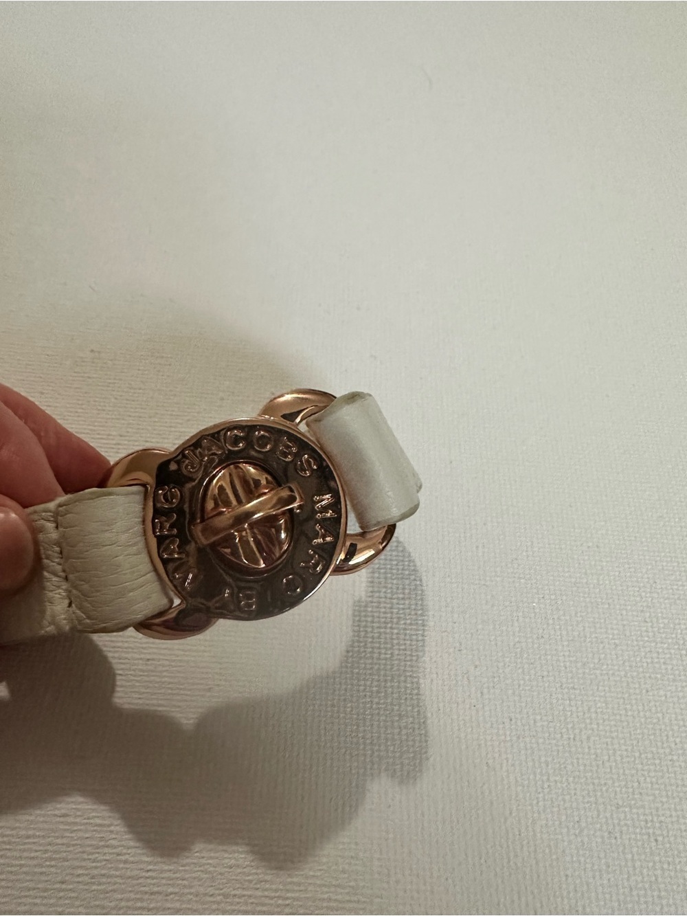 Marc Jacobs Cream White Leather Rose Gold Tined Logo Clasp Turnlock Bracelet - Picture 4 of 13